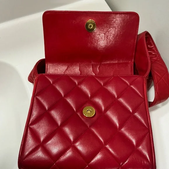 Chanel Vintage Red covered CC lambskin flap bag - Picture 7 of 11